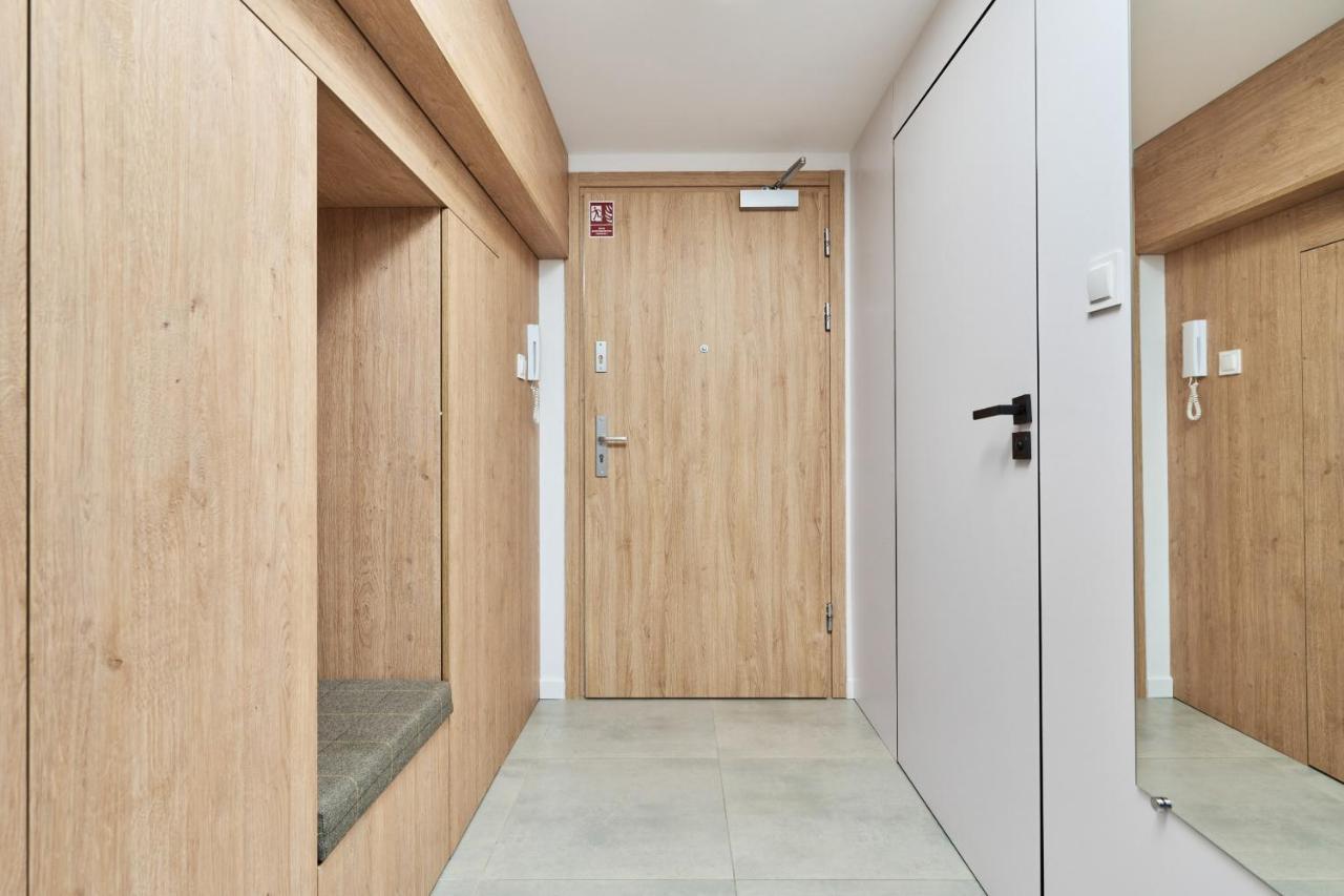 Mezzanine Studio Apartments Zarembowicza Wroclaw Airport By Renters Bagian luar foto