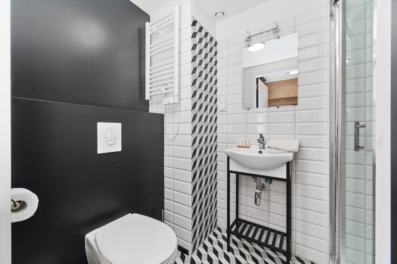 Mezzanine Studio Apartments Zarembowicza Wroclaw Airport By Renters Bagian luar foto