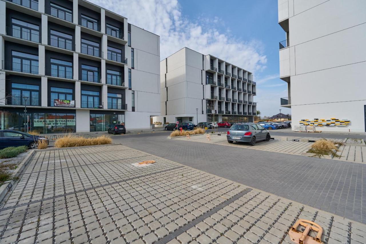 Mezzanine Studio Apartments Zarembowicza Wroclaw Airport By Renters Bagian luar foto