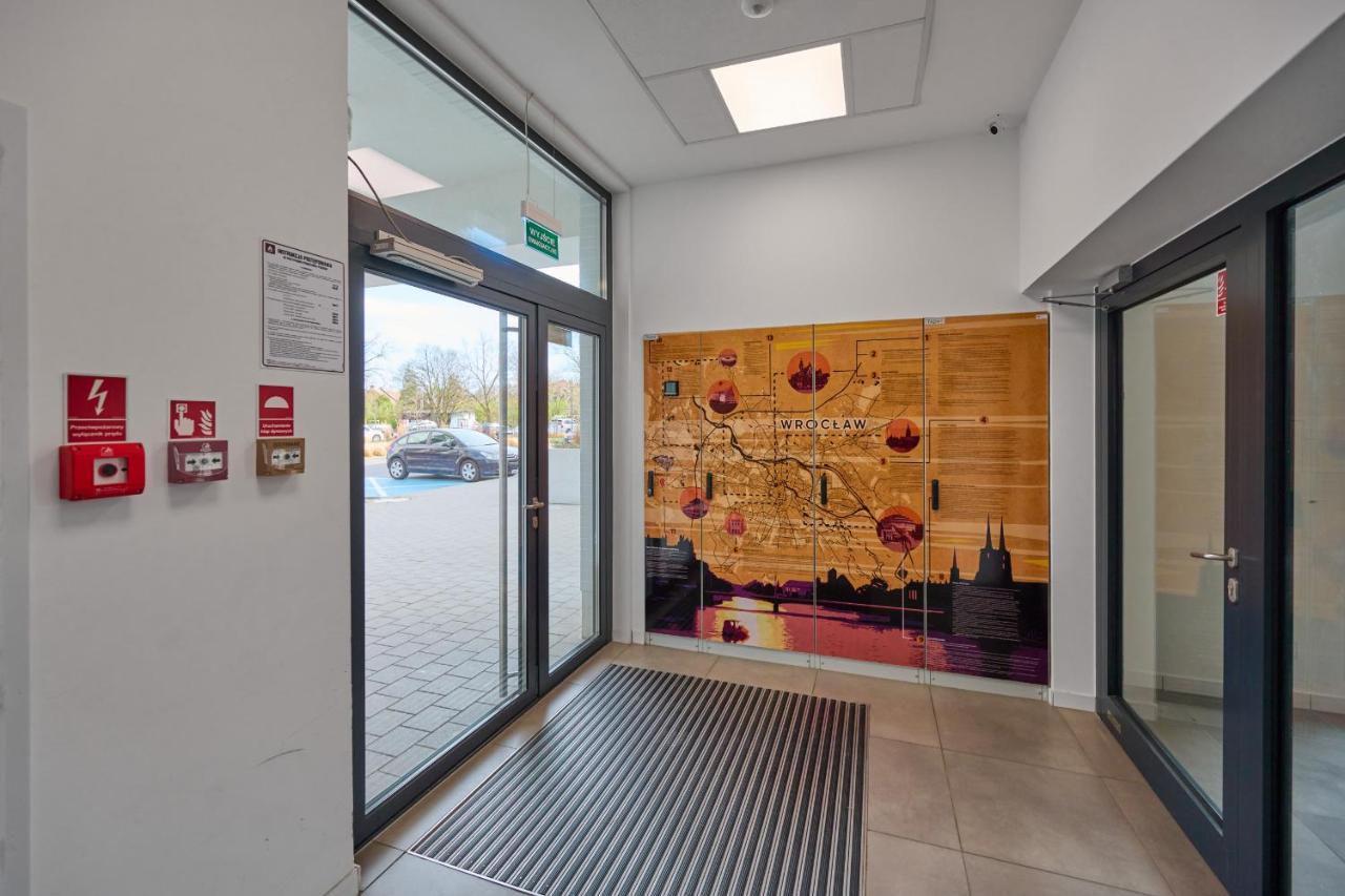 Mezzanine Studio Apartments Zarembowicza Wroclaw Airport By Renters Bagian luar foto