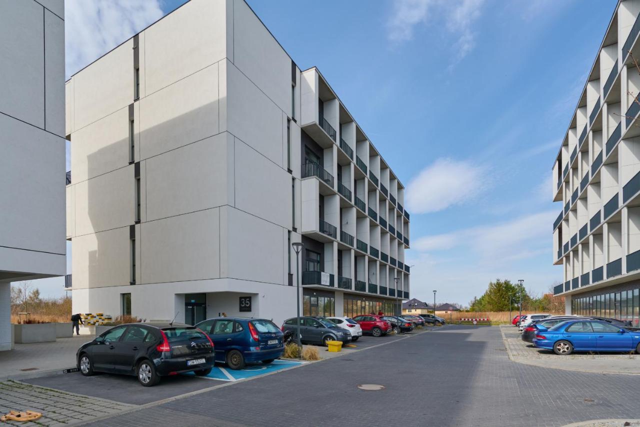 Mezzanine Studio Apartments Zarembowicza Wroclaw Airport By Renters Bagian luar foto