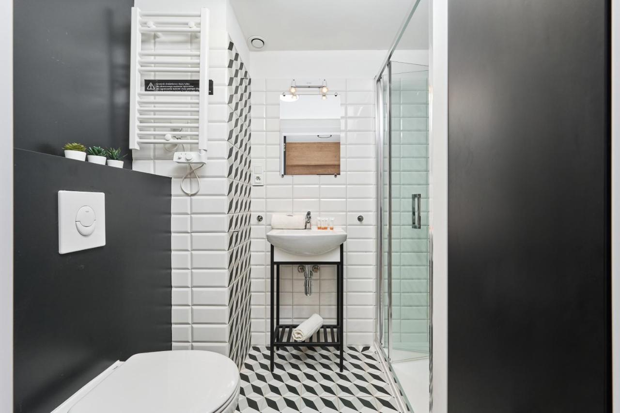 Mezzanine Studio Apartments Zarembowicza Wroclaw Airport By Renters Bagian luar foto