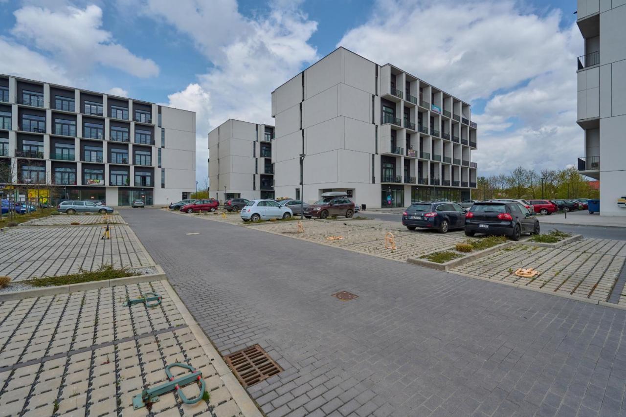 Mezzanine Studio Apartments Zarembowicza Wroclaw Airport By Renters Bagian luar foto