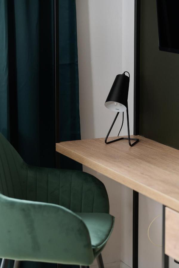Mezzanine Studio Apartments Zarembowicza Wroclaw Airport By Renters Bagian luar foto
