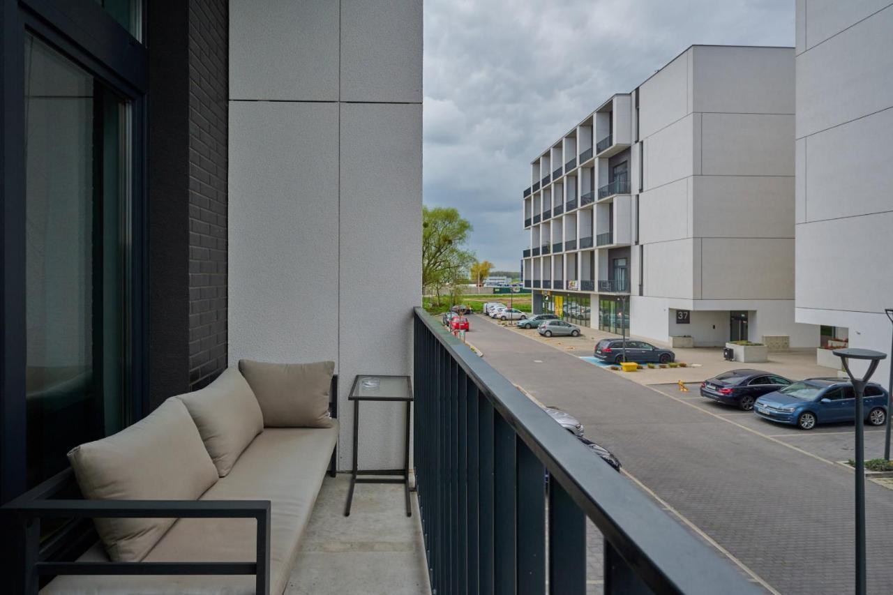 Mezzanine Studio Apartments Zarembowicza Wroclaw Airport By Renters Bagian luar foto