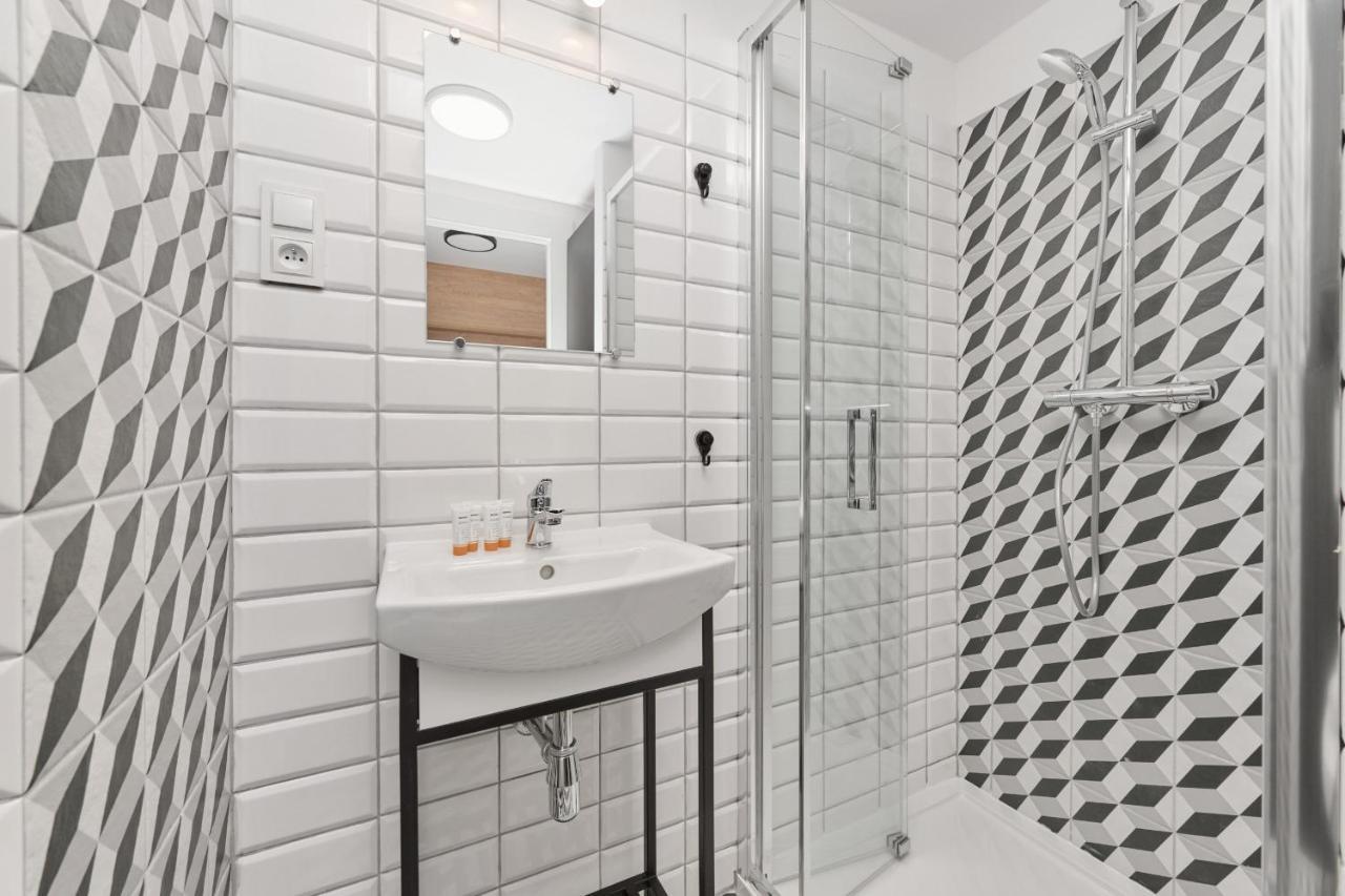 Mezzanine Studio Apartments Zarembowicza Wroclaw Airport By Renters Bagian luar foto